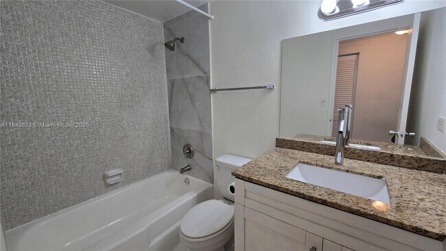 Building Photo - 999 Brickell Bay Dr