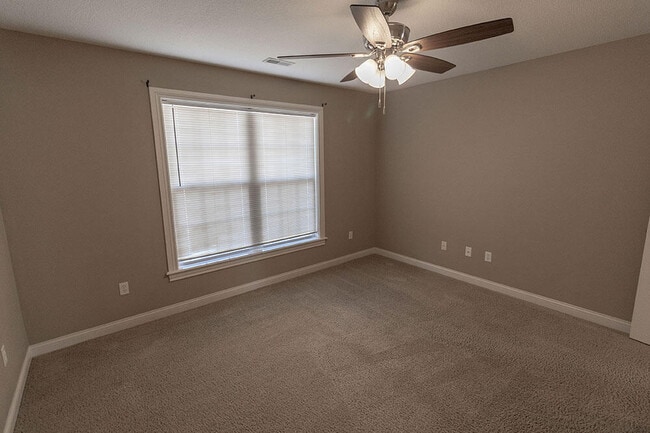 Building Photo - 2303 Roslyn Ct