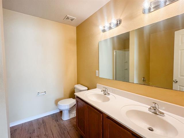 Building Photo - 220 Cres Ridge Dr