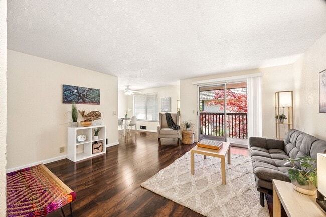 Building Photo - Charming 2 bed, 1 bath Lynnwood Condo, $1695/mo.