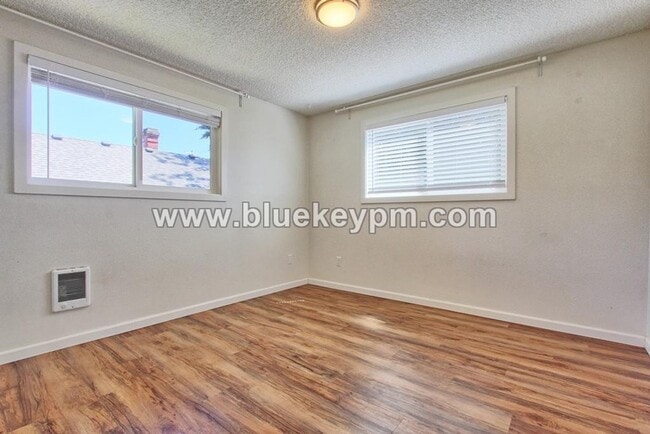 Building Photo - 2 Bed, 1 Bath Unit on 2nd Floor of a Tri-Plex in Sellwood