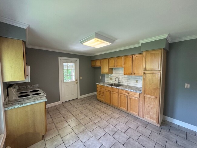 Building Photo - 2nd Floor 1 Bedroom Apartment with Bonus Room
