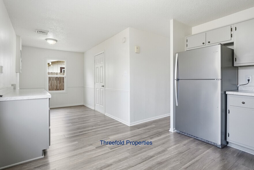 Building Photo - 1107 Larch Ln