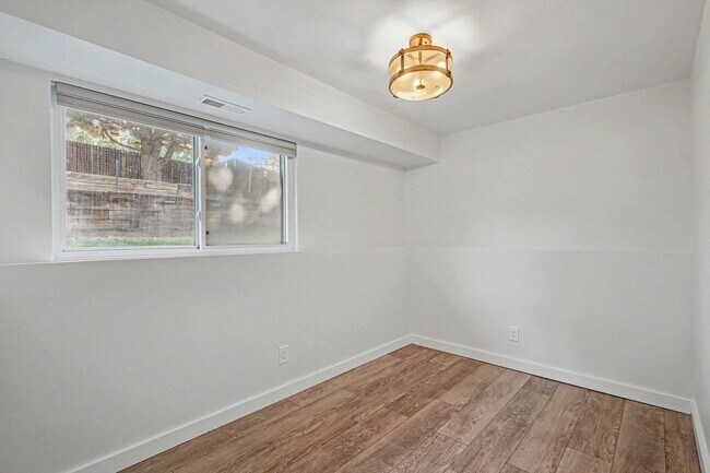 Building Photo - 3 bedroom, 2 car garage, fenced yard, updated and clean!