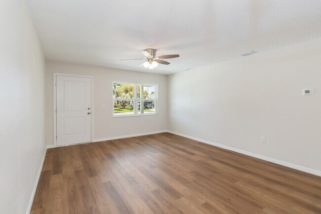 Building Photo - MOVE IN SPECIAL-Beautiful Newly Renovated 2/1 Duplex in St. Cloud Close To Lakefront