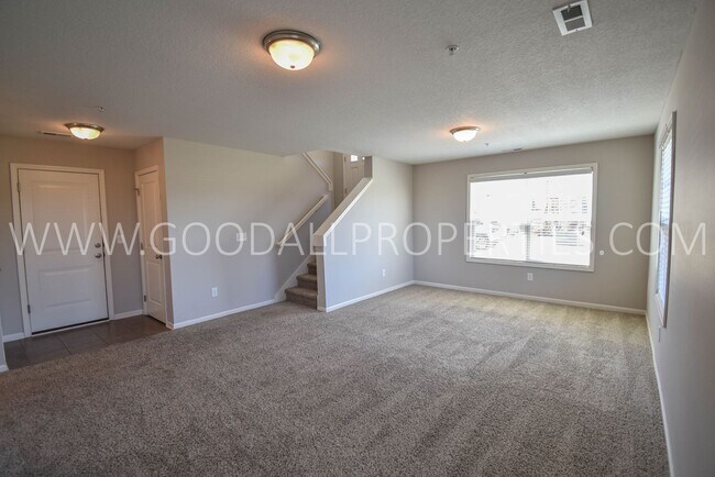 Building Photo - 2 Bedroom 2.5 Bath end unit Townhome in West Des Moines with attached garage