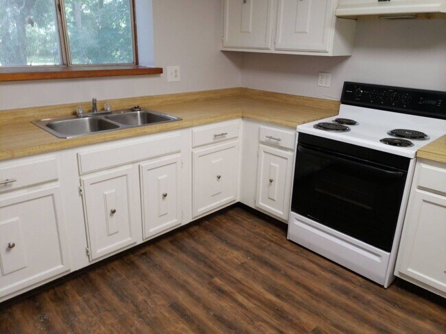 Building Photo - 138 Woodhill Dr