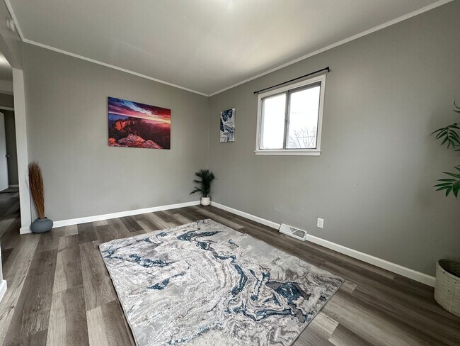 Building Photo - Spacious 2 bed, 1 bath home for rent in NE Waterloo available IMMEDIATELY .