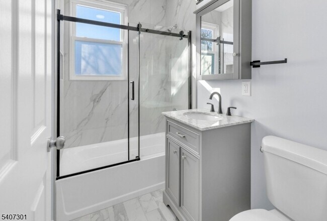 Building Photo - 918 Pennington St