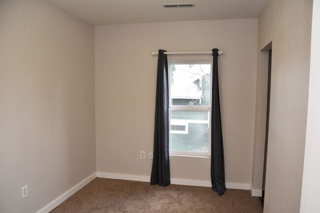 Building Photo - 3 Bedroom 1.5 Bath Hilltop 2 Story Home