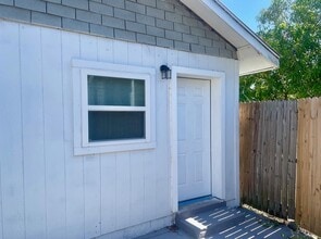 Building Photo - Available Now! 2Bed/1Bath