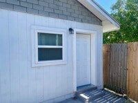 Building Photo - Available Now! 2Bed/1Bath