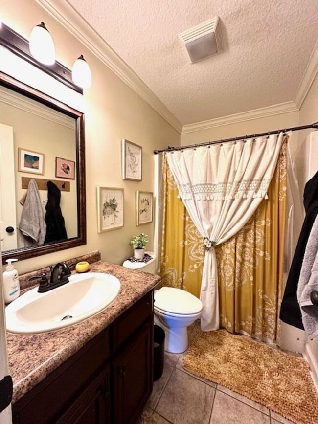 Building Photo - Charming 3BR/2BA Home with Vaulted Wood Ceiling, Island Kitchen & Privacy Fence – Nelson Hill Sub...