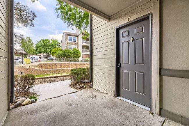 Building Photo - Updated 1 Bedroom Condo Near DTC Available Now