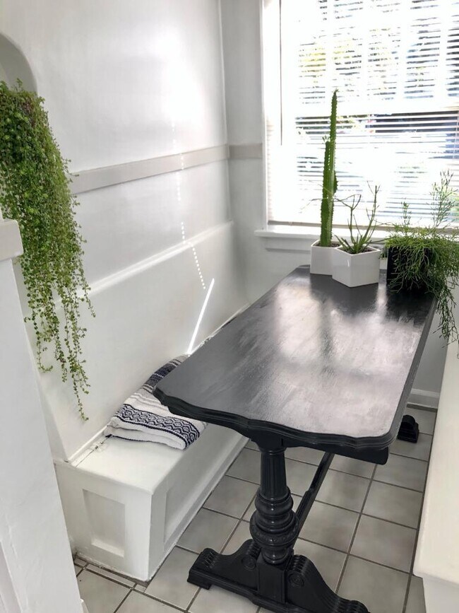 Building Photo - 1112 900 E