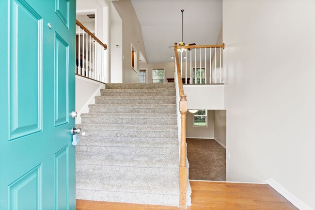 Building Photo - Come take a look at this 5 bedroom beauty!