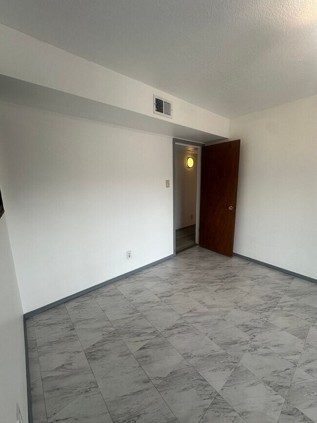 Building Photo - Welcome to this charming 3-bedroom, 2-bathroom home located in Albuquerque, NM