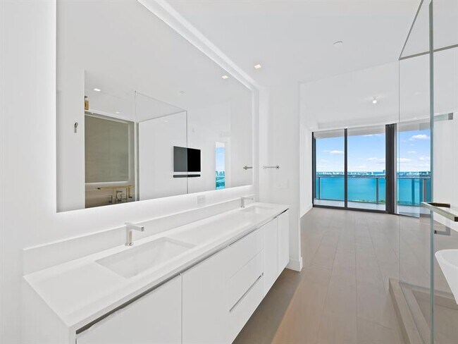 Building Photo - 700 NE 24th St