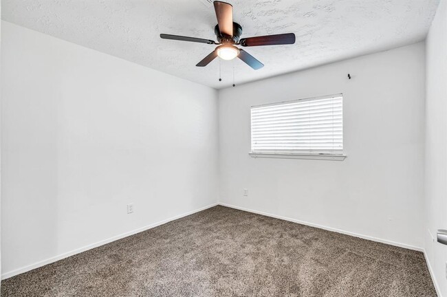 Building Photo - 2402 Blue Mist Ct
