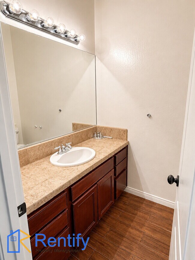 Building Photo - 4 bed, 2.5 bath home in NW Bakersfield - Gardener included
