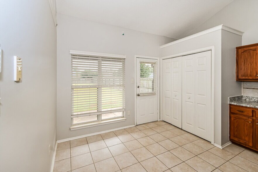 Building Photo - 6314 Oak Run Dr E