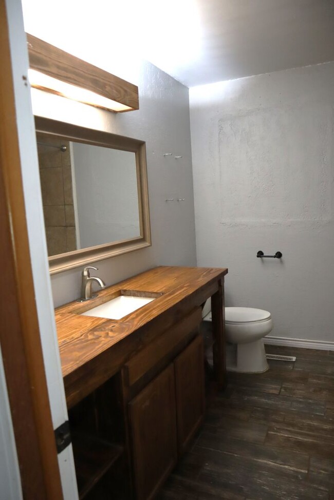 Building Photo - Charming 3 bedroom 1 bath on an Oversized lot
