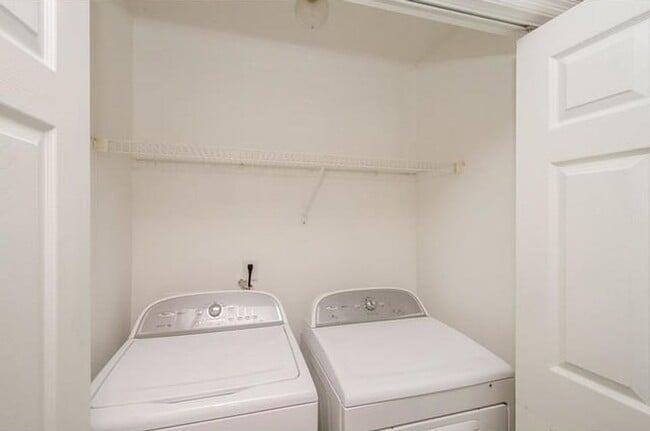 Building Photo - 3 Bed/3Bath Centrally located!!!