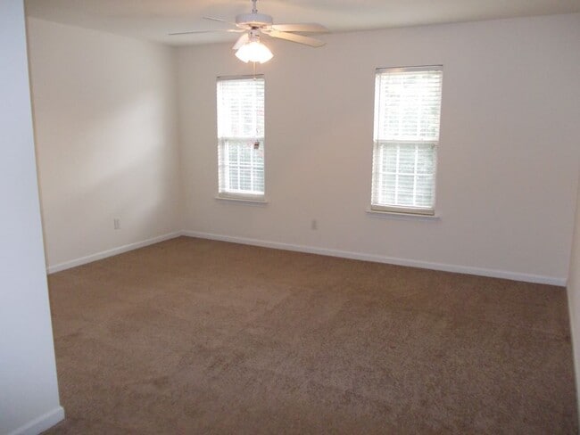 Building Photo - Great 2 story home with fenced back yard i...