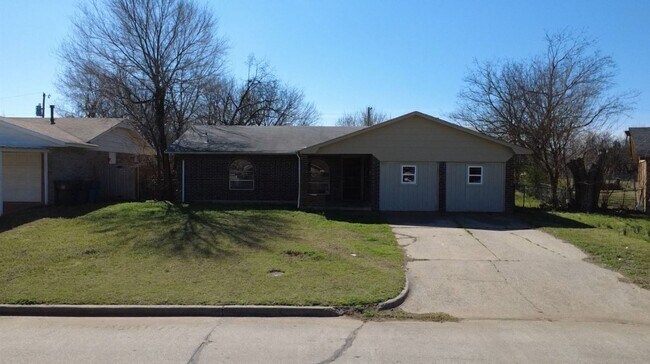 Building Photo - Charming 5 Bedroom House