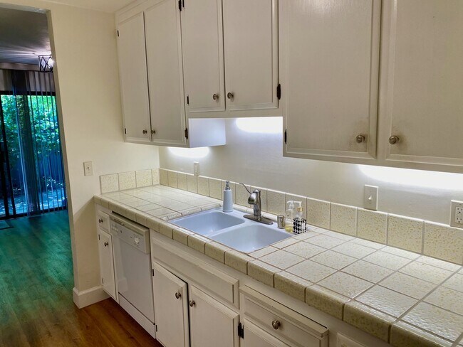 Building Photo - Private, Comfortable Downstairs Condo