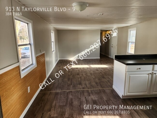 Building Photo - 913 N Taylorville Blvd