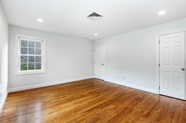 Building Photo - 34 Saxon Wood Rd