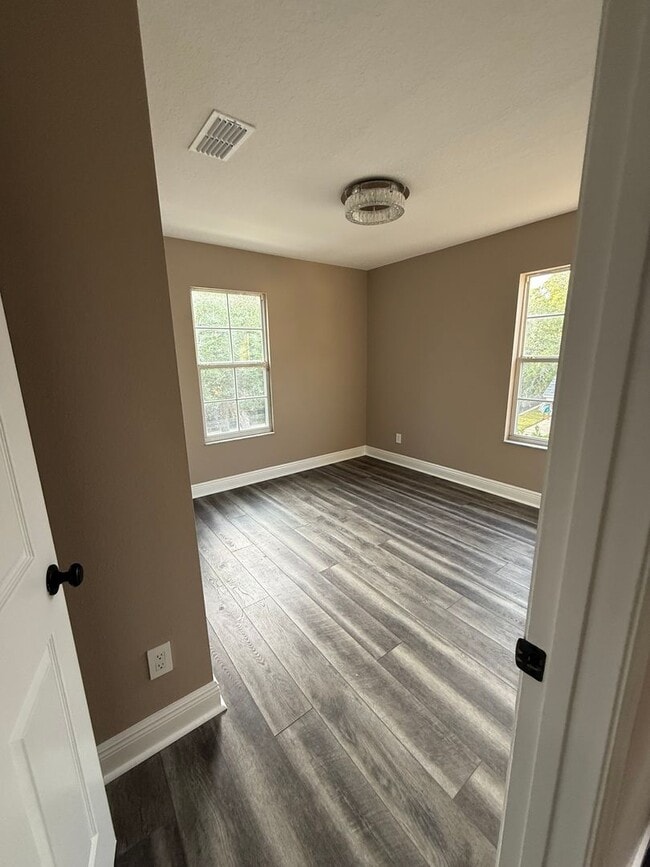 Building Photo - 1115 Damask St