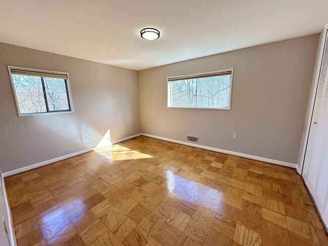 Building Photo - Beautifully kept, spacious one bedroom condo in the award winning Bethesda Parkside Community!