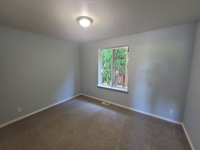 Building Photo - 2 Bedroom Condo Available in Thurston