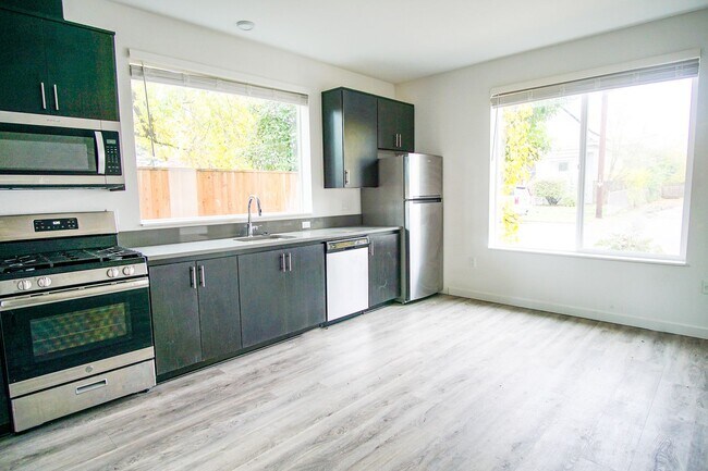 Building Photo - Rare 3 Bed, 2 Bath Townhouse Ready Now!