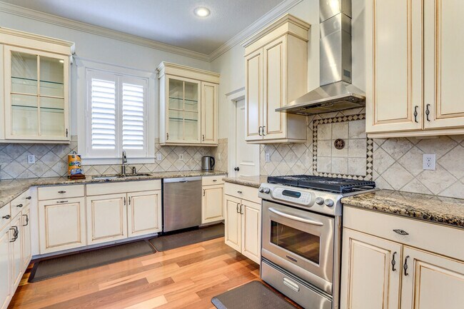 Building Photo - 166 21st Ave N