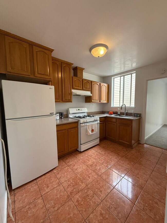 Building Photo - Bright 3BR Flat Near SFSU & BART – Prime I...
