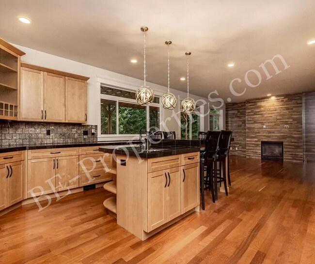 Building Photo - Beautiful Federal Way Home