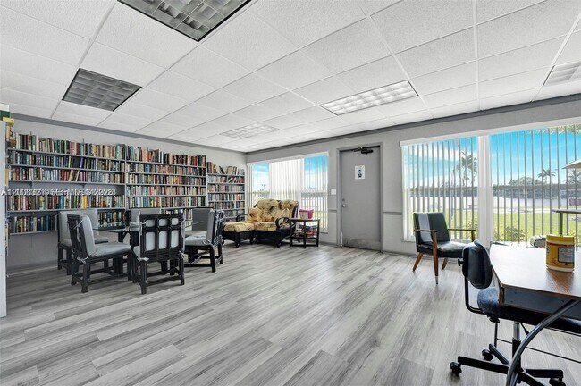 Building Photo - 2200 Park Ln