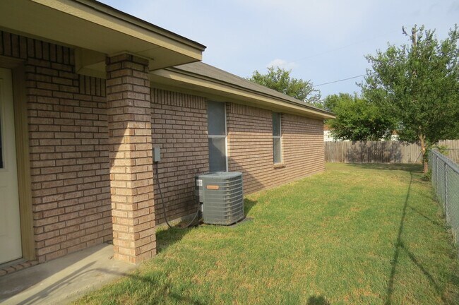 Building Photo - 803 Harley Dr