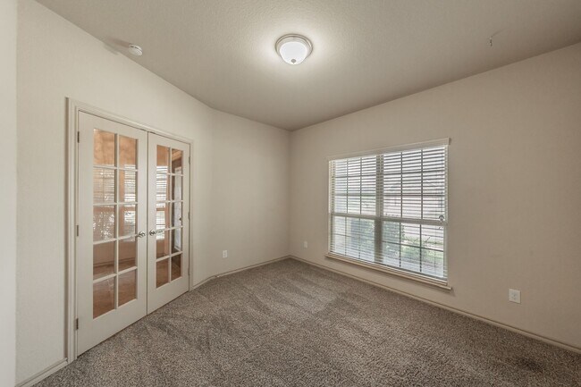 Building Photo - Excellent 3 bedroom plus office in Villages at Edgecliff