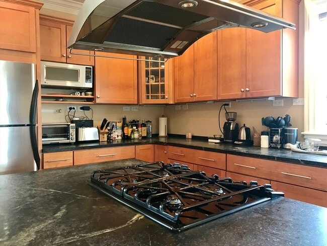 Building Photo - 360-362 Dorchester Street Unit 3