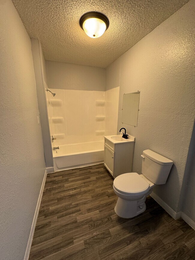 Building Photo - 2214 Kemble Ave