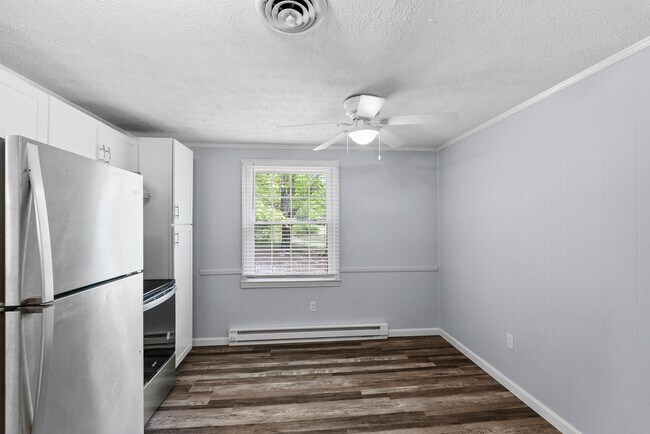 Building Photo - Updated 3-Bedroom Home on Quiet Street in Charlotte Court House!