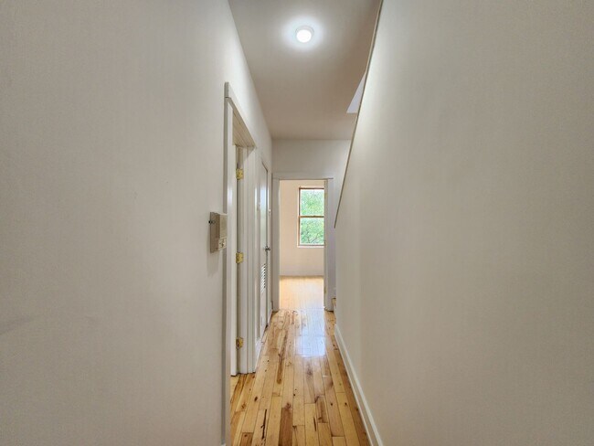 Building Photo - Beautiful 3 bedroom in brewerytown