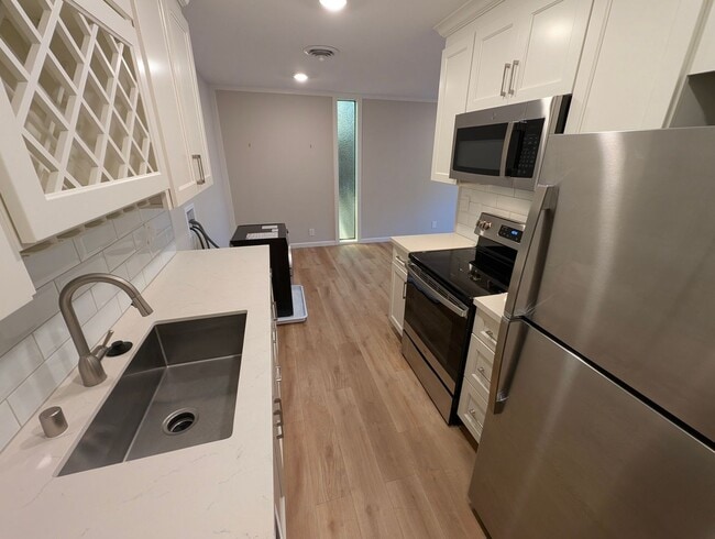 Building Photo - Spacious 2/1 Condo near BART Available Now!