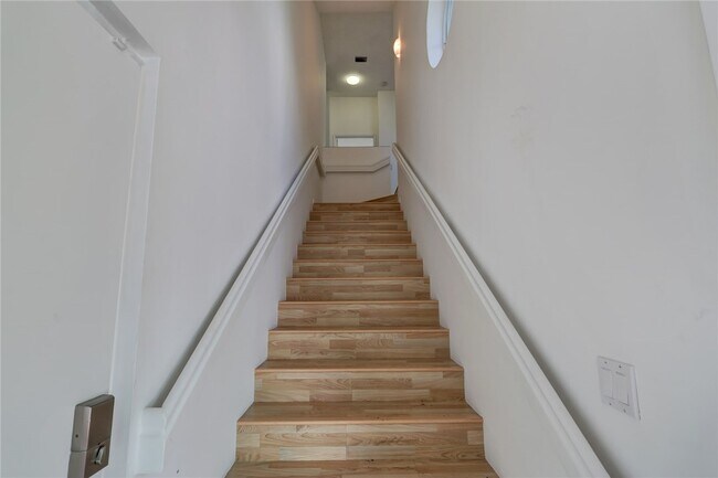 Building Photo - 7440 S Ocean Dr