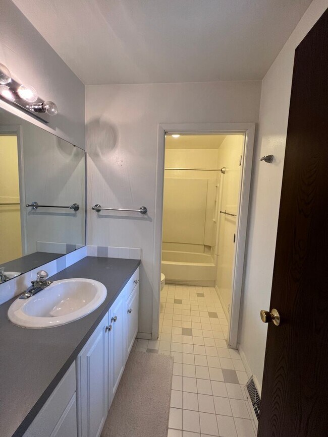 Building Photo - Forest Hills Condo!