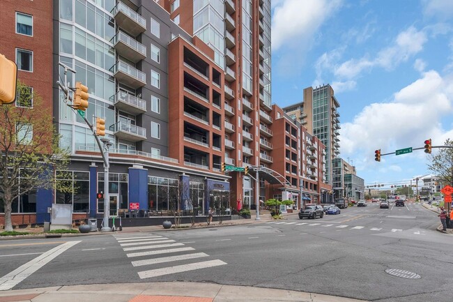 Building Photo - Awesome 1BE/1BA Condo in the Gulch w/2-res...